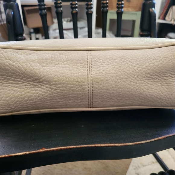 Dooney and Bourke vintage Ivory pebbled medium hobo shoulder bag. - Picture 8 of 16